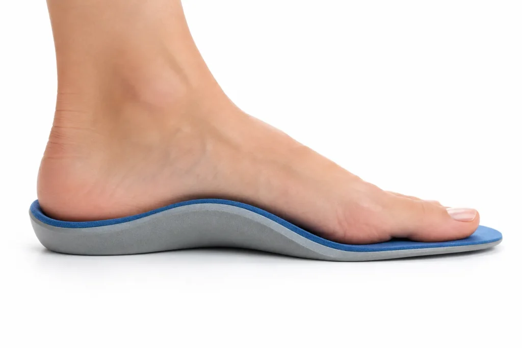 Pied posé sur une semelle orthopédique